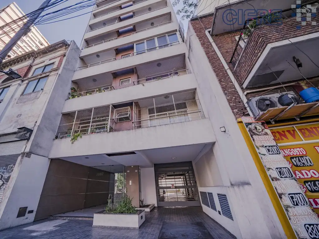 Venta Monoambiente divisible con patio y balcón. al frente en primer piso con ascensor