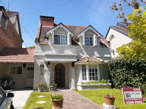 Casa con tres dormitorios, jardin, en barrio semi cerrado en Punta Chica