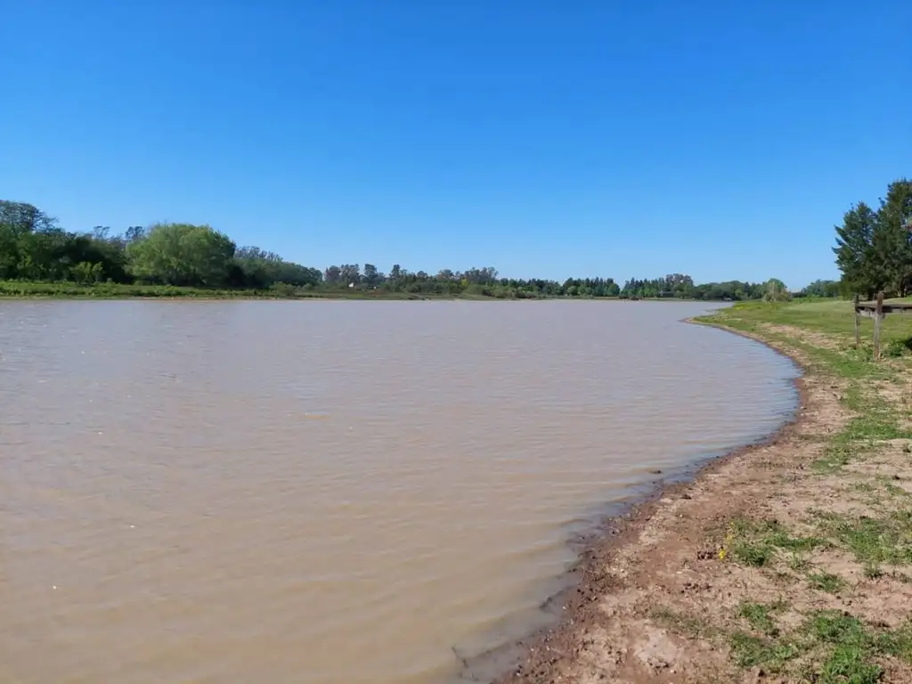 Venta de lote a la laguna en Chacras del Paran? Club de Camp