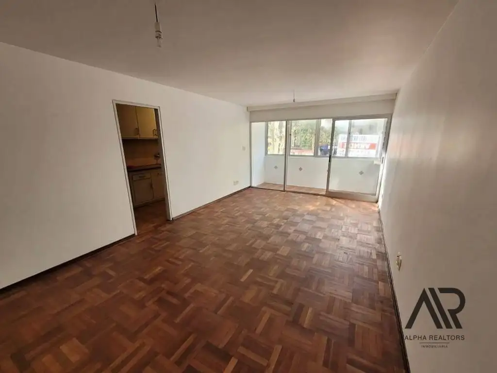 Se Vende Amplio Apartamento De 2 Dormitorios En Pocitos.