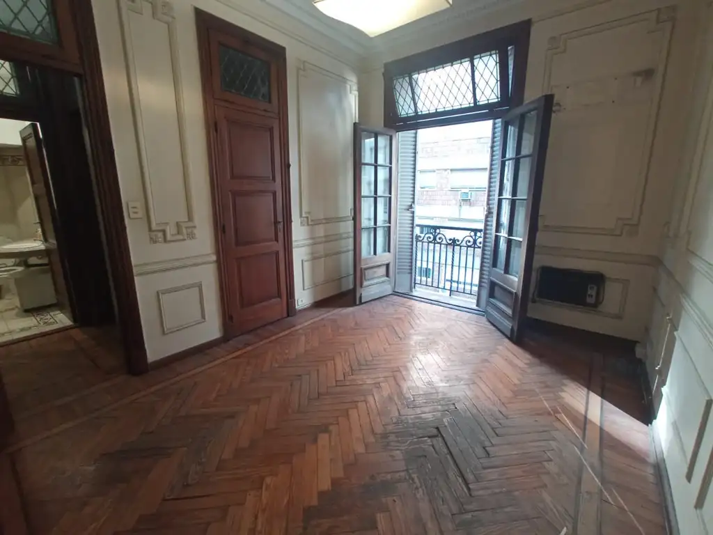 Hermoso piso en edificio de estilo Francés