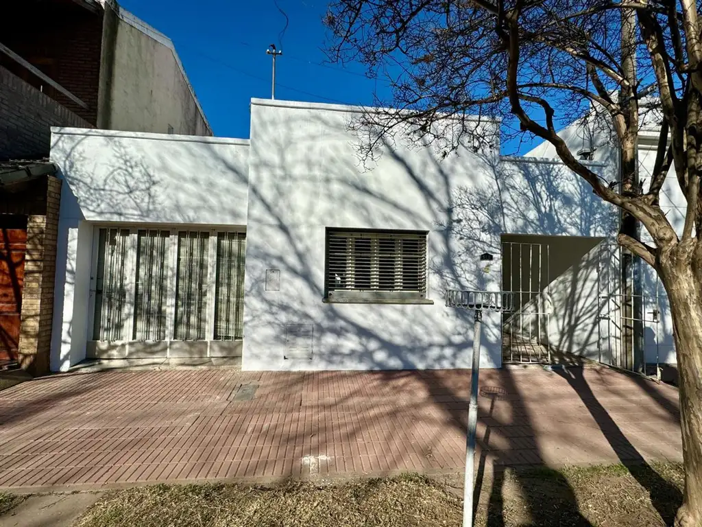 VENTA/CASA/2 DORMITORIOS/COCHERA/SERVICIOS.