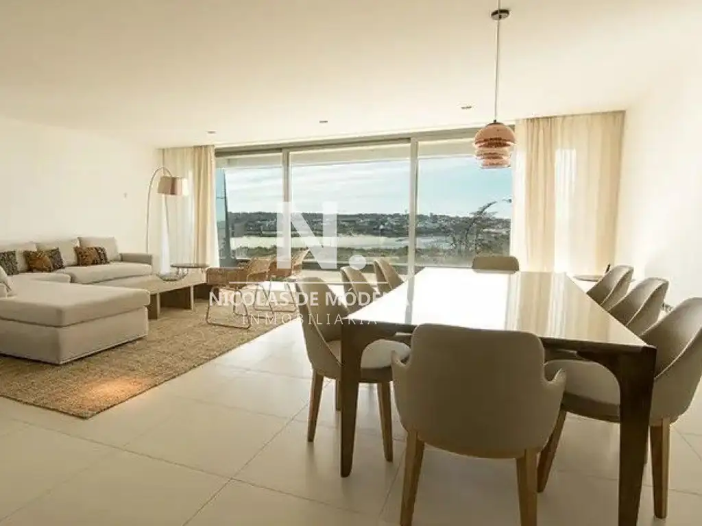 Venta departamento 3 dormitorios y dependencia en Playa Brava, Punta del Este