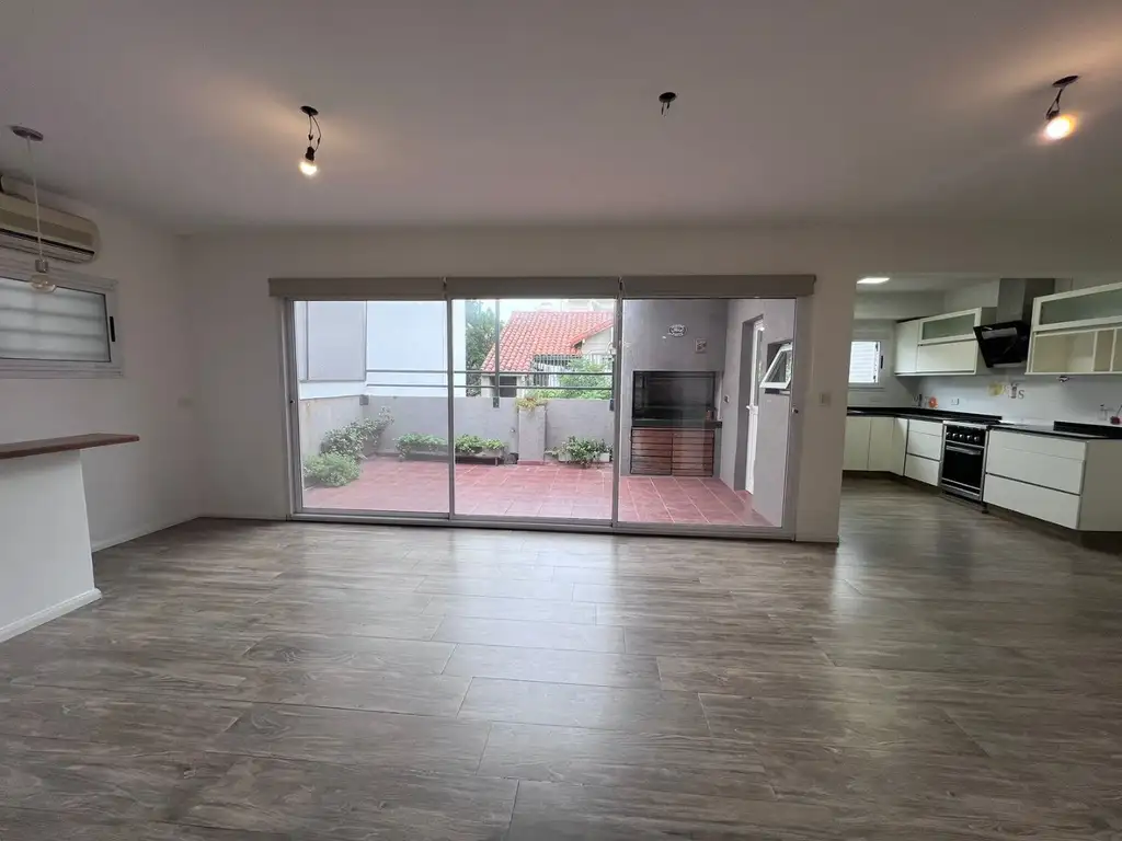 VENTA APTO CREDITO PH dos dormitorios, escritorio, cochera y terraza con parrilla en San Isidro