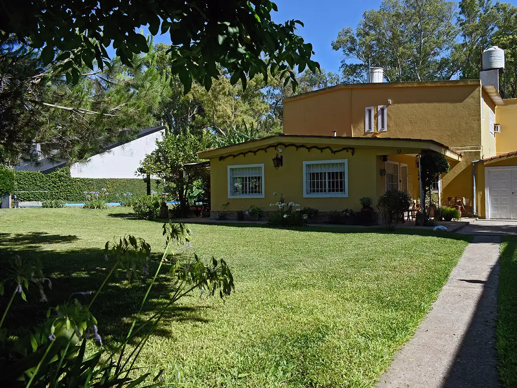 Casa con excelente jardin zona Rio Baigorria