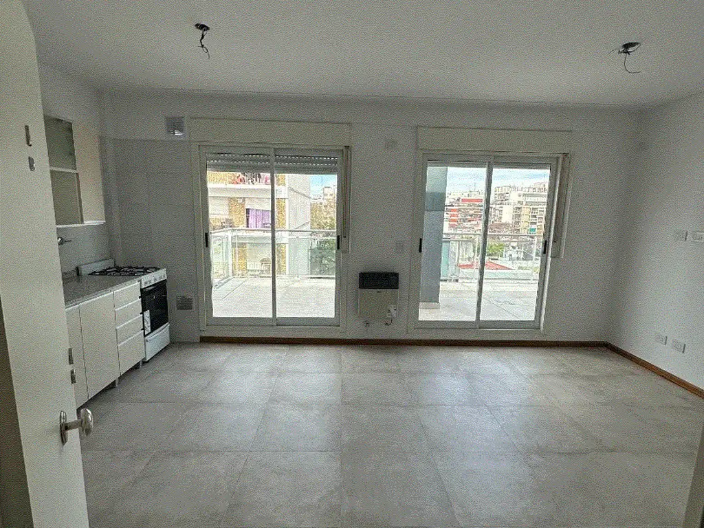 2 AMBIENTES - ULTIMO PISO AL FRENTE CON BALCÓN TERRAZA  Y TERRAZA PROPIA-