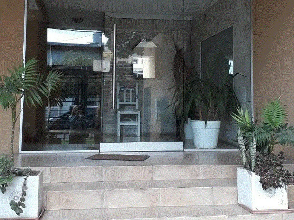 PISO DOS AMBIENTES MUY AMPLIO CON COCINA SEPARADA, TRES BALCONES, VESTIDOR, COCHERA, PISCINA