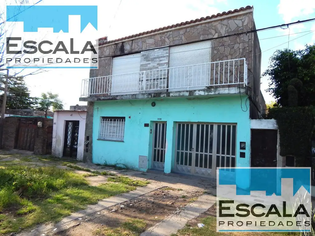 CASA EN VENTA AMBIENTES AMPLIOS, COCHERA Y JARDIN