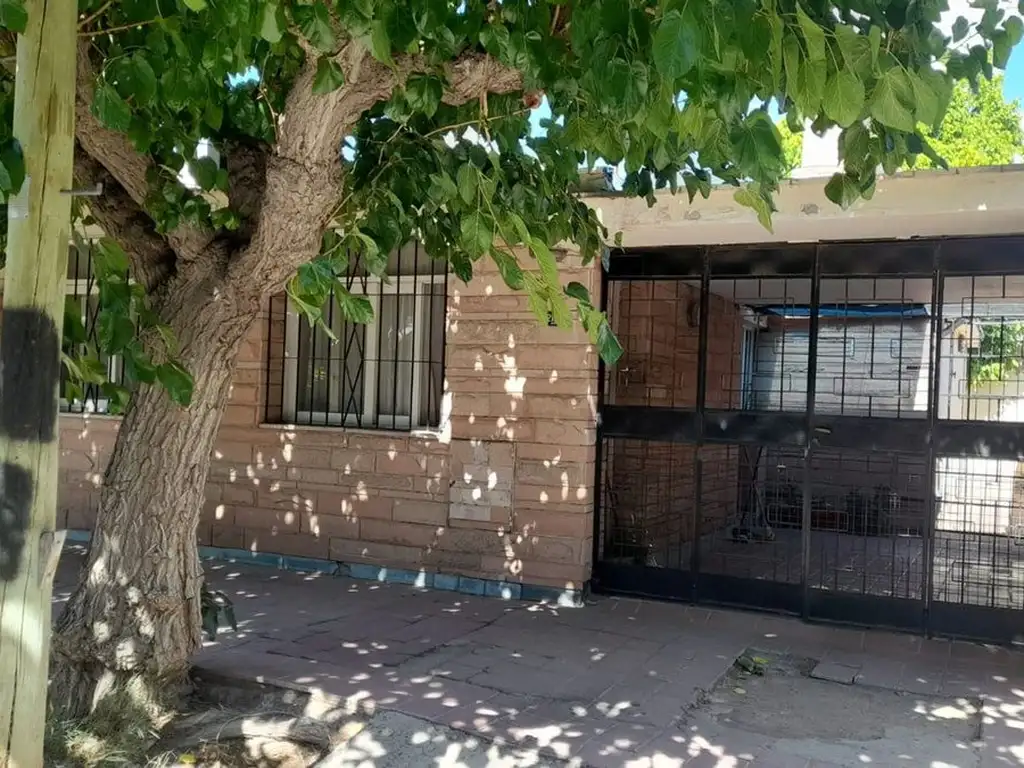 VENTA CASA CUATRO DORMITORIOS A REFACCIONAR EN LH