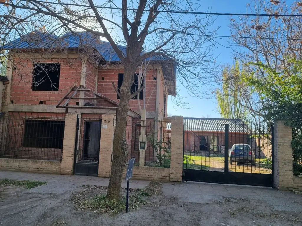 SE VENDE CASA A TERMINAR CON QUINCHO EN CENTENARIO