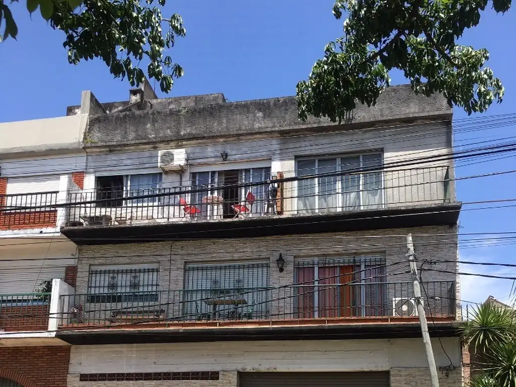 Departamento 3 ambientes al frente con balcon, lavadero y terraza común con parrilla.