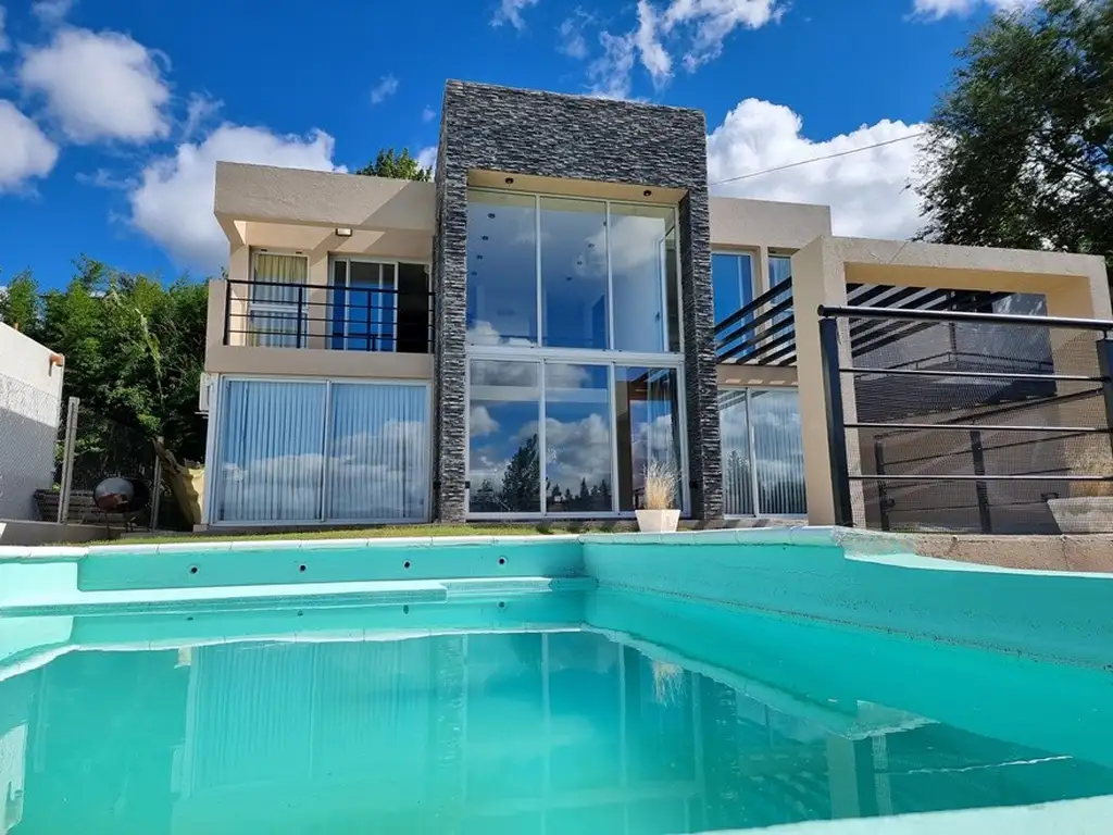 EXCELENTE CASA EN VENTA EN VILLA CARLOS PAZ, 2 DORMITORIOS, PILETA, VISTA PANORÁMICA, DE 4 AÑOS