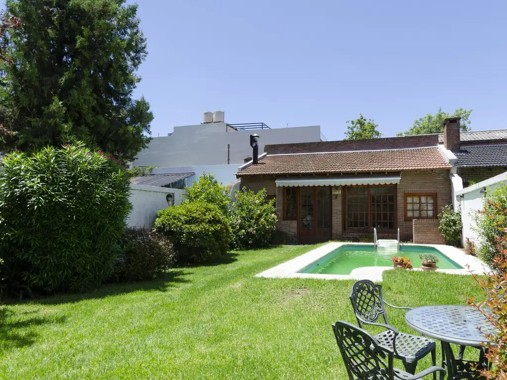 Casa 6 ambientes en Venta. Villa Devoto. Pileta. Jardin. Garage