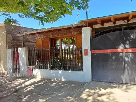 Casa céntrica Tunuyán de 3 dorm.+ dpto. de 1 dorm