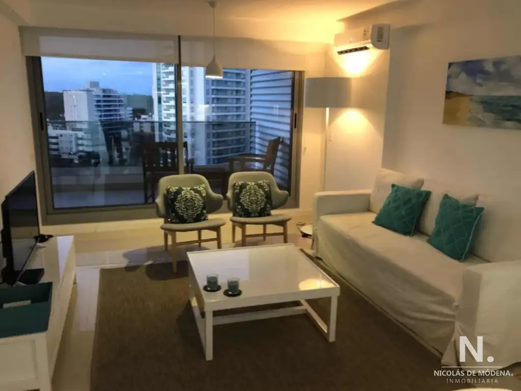 DEPARTAMENTO DE 2 DORMITORIOS EN TORRE ESMERALDA, PUNTA DEL ESTE