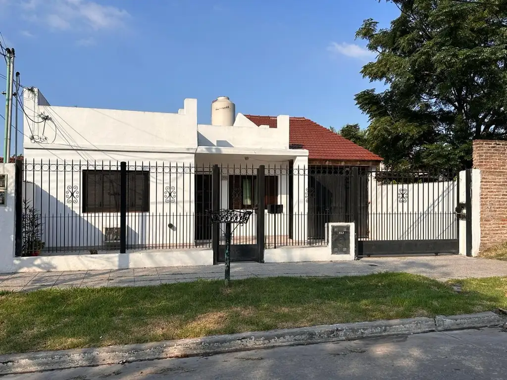 VENTA CASA 3 AMBIENTES EN GRAND BOURG.