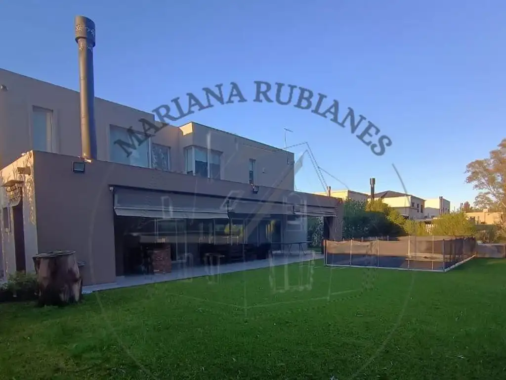 Hermosa casa con piscina -Barrio Santa Isabel