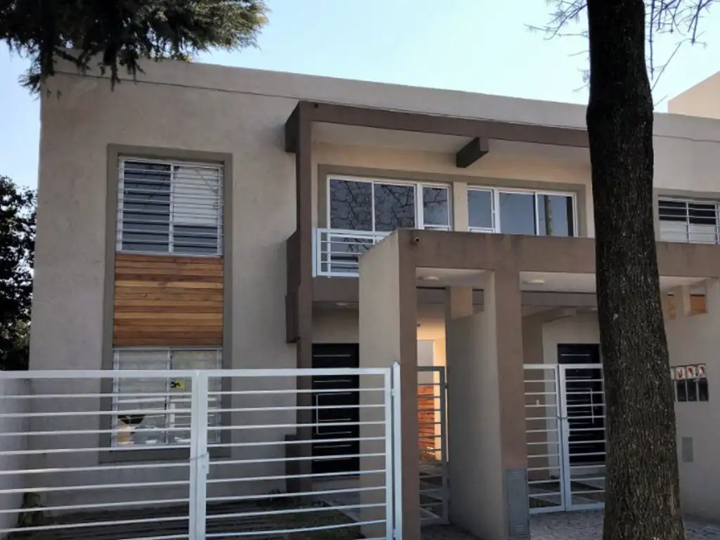 DUPLEX DE 4 AMBIENTES EN ITUZAINGO SUR, CENTRICO (3022)