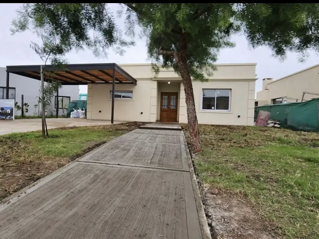 Casa a estrenar estilo Moderno Frances en barrio Santa Emilia