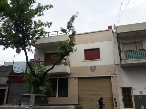 4 AMBIENTES, CON PATIO Y TERRAZA CON PARRILLA   PRIMER PISO POR ESCALERA  MUY AMPLIO Y LUMINOSO