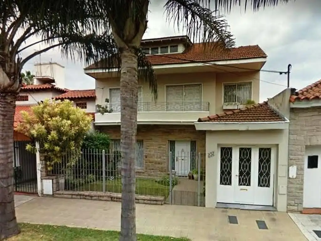 EXCELENTE CHALET DE 4 AMB, EN VILLA SARMIENTO ZONA RESIDENCIAL, FONDO LIBRE CON PILETA.