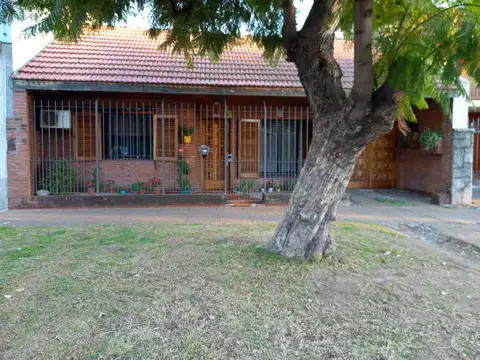 Chalet de tres ambientes con patio, garage pasante  y terraza. Muy buena zona.-