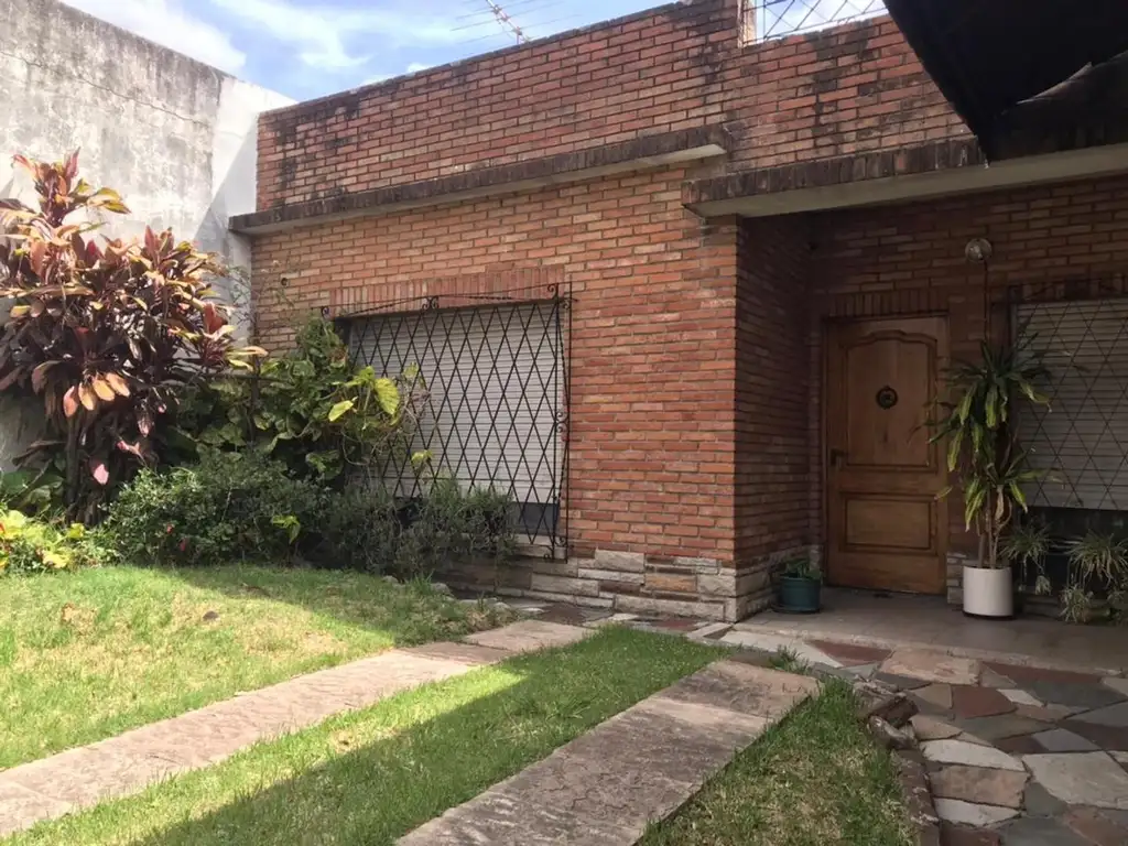 CASA EN LOTE PROPIO COCHERA PASANTE Y FONDO LIBRE