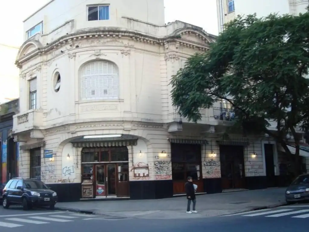 San Telmo, edificio de planta baja (locales) y dos pisos con habitaciones, venta con renta.