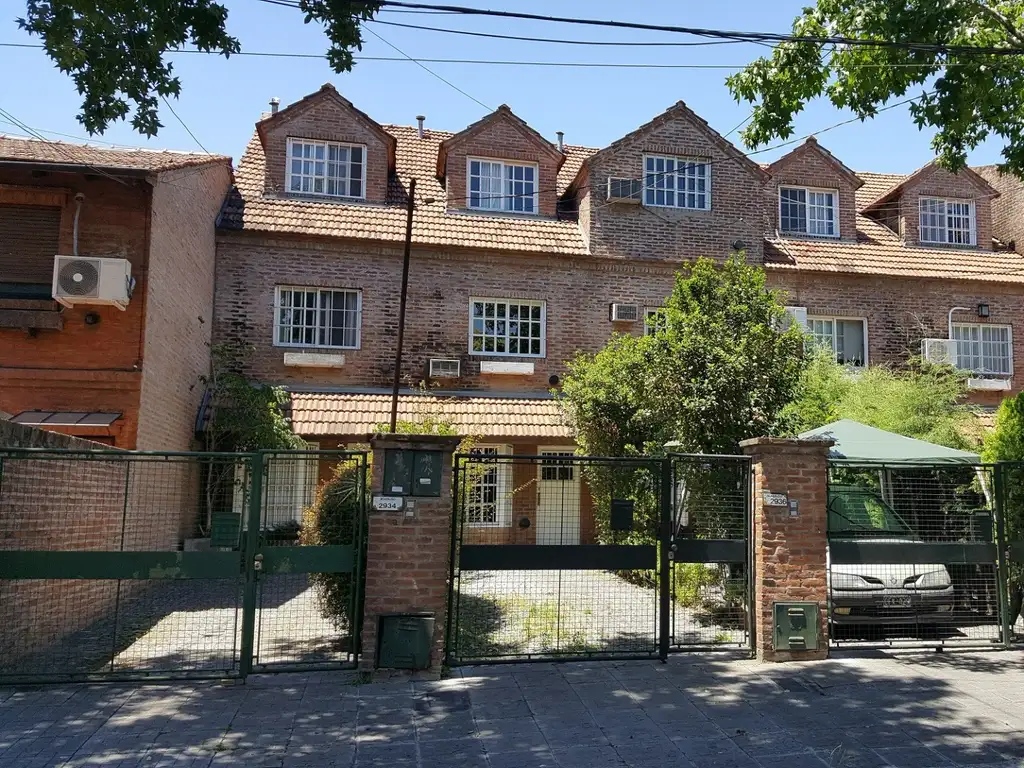 Excelente duplex con cochera doble y jardín con piscina