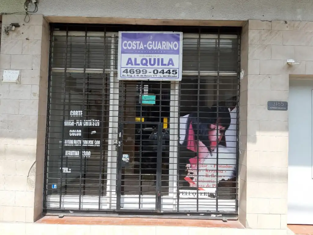 Local comercial de 55m² cubiertos y 40m² descubiertos a 30 metros de Avenida