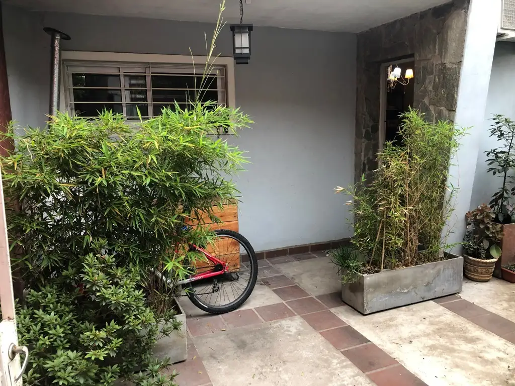 MUY LINDA CASA POR PASILLO - POSEE PATIO Y JARDÍN CON PARRILLA - ZONA CÉNTRICA.