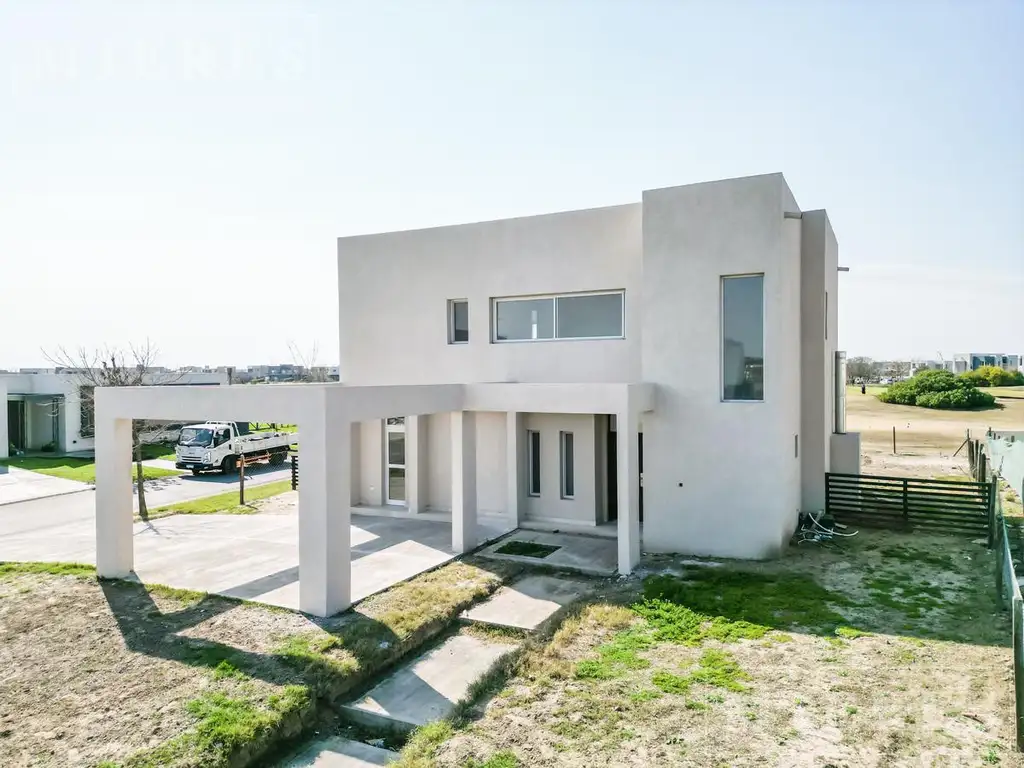 Casa en venta sobre lote interno al golf en El Canton Barrio Golf