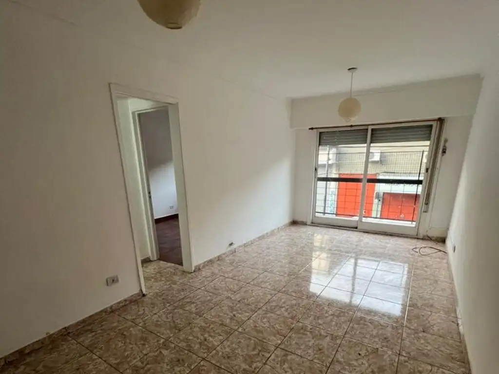 Departamento 2 ambientes al fte balcon a mts avellaneda 50m2