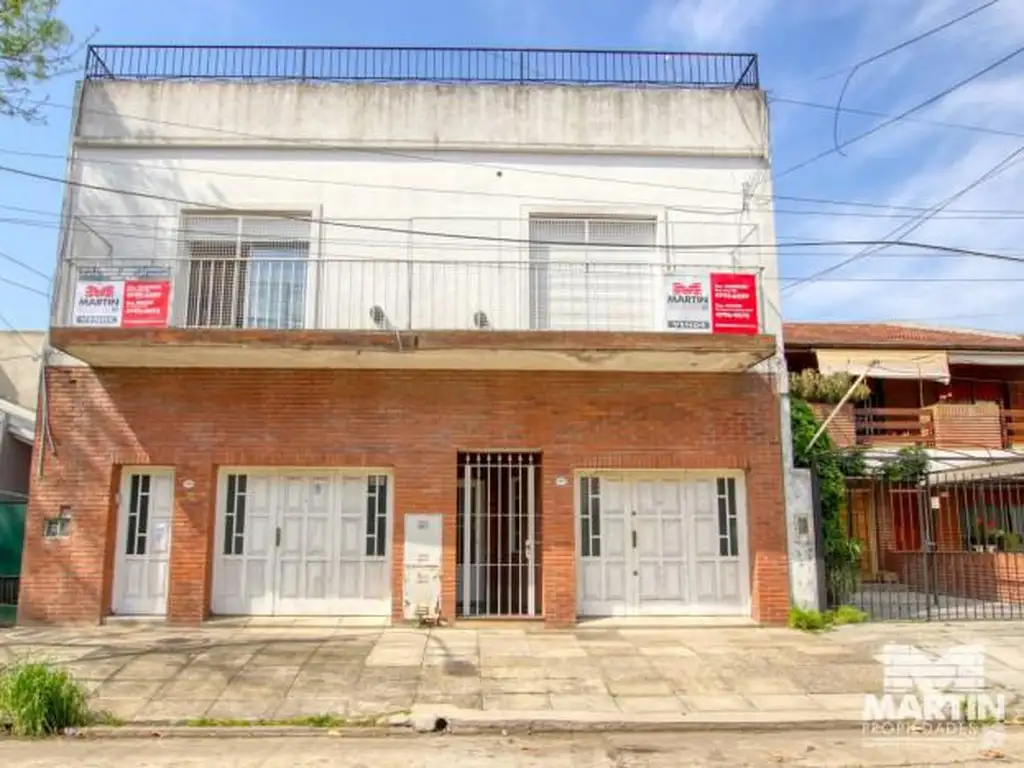 Gran chalet en planta alta, mas departamento de dos ambientes.