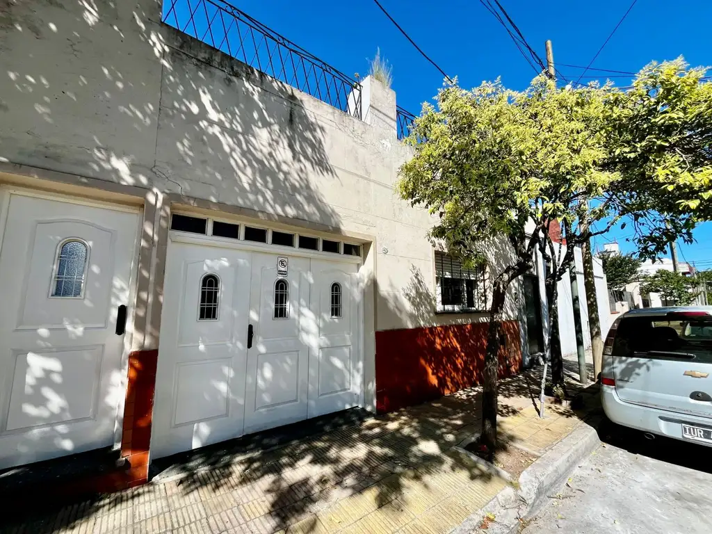 Departamento tipo casa con garage en Parque Avellaneda.