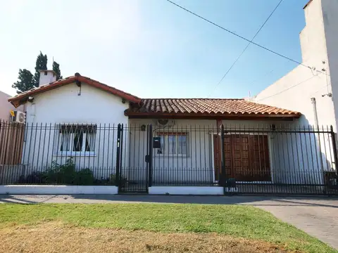 CASA CON PILETA Y JARDIN EN BURZACO