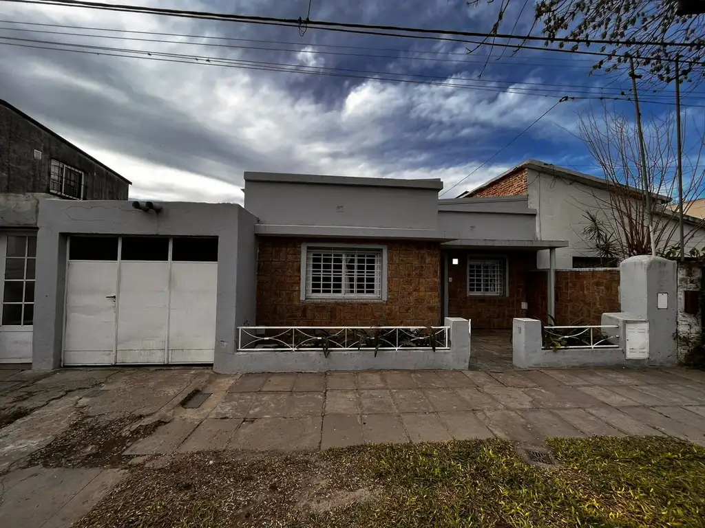 VENTA DE CASA DOS DORMITORIOS ZONA OESTE