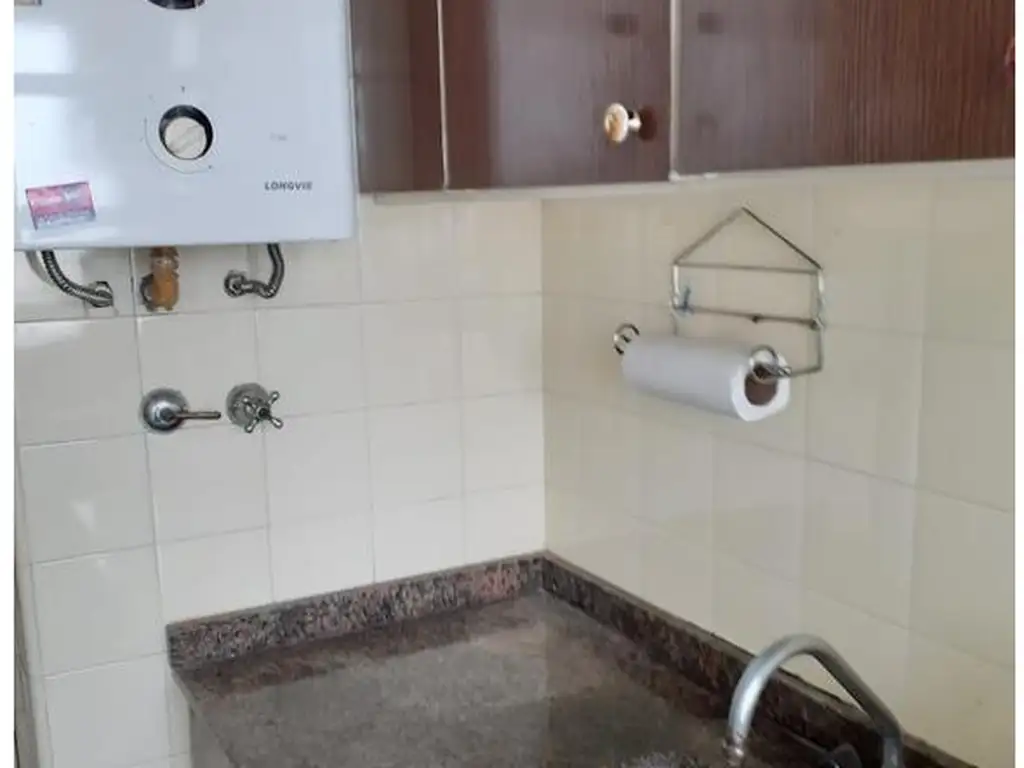 AMPLIO MONOAMBIENTE CON BAÑO  COCINA Y LAVADERO