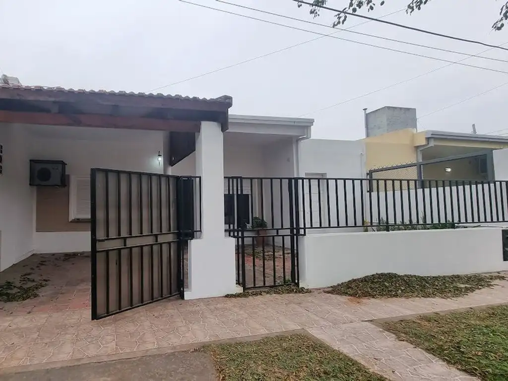 Santo Tomé, Casa 2 dorm. y gran Patio a la venta