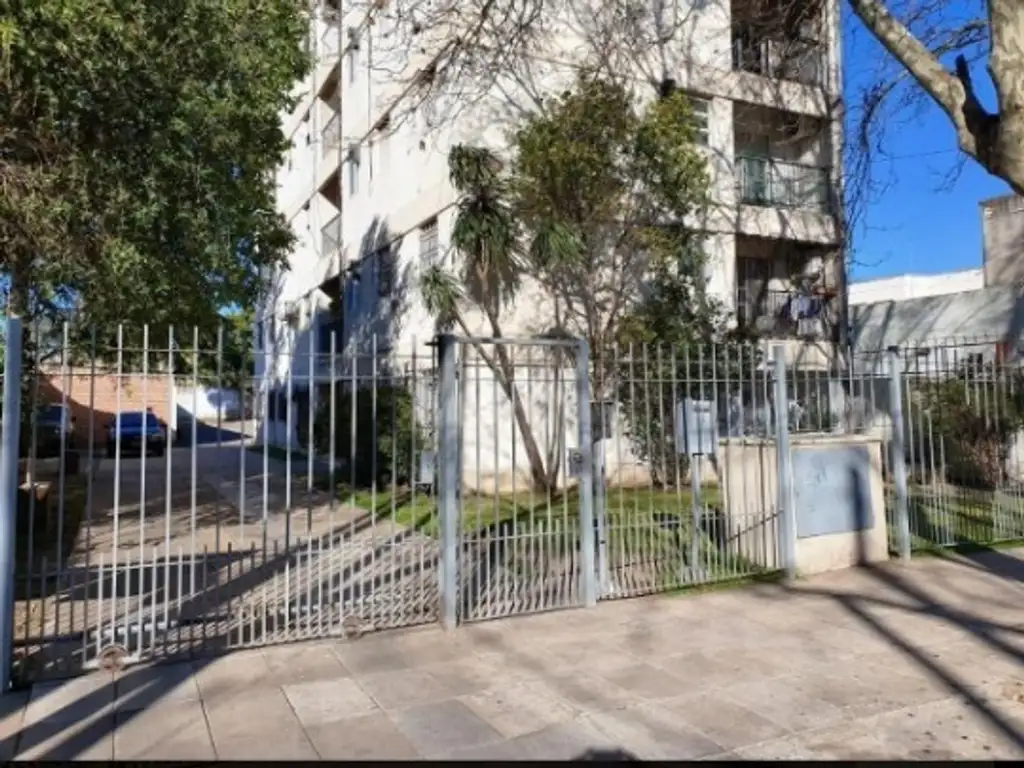 Departamento en zona residencial de Banfied