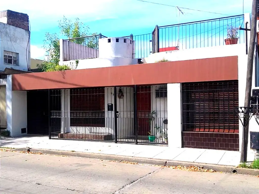 CASA AMERICANA DE 4 AMBIENTES EN CASTELAR SUR (3105) PERMUTA