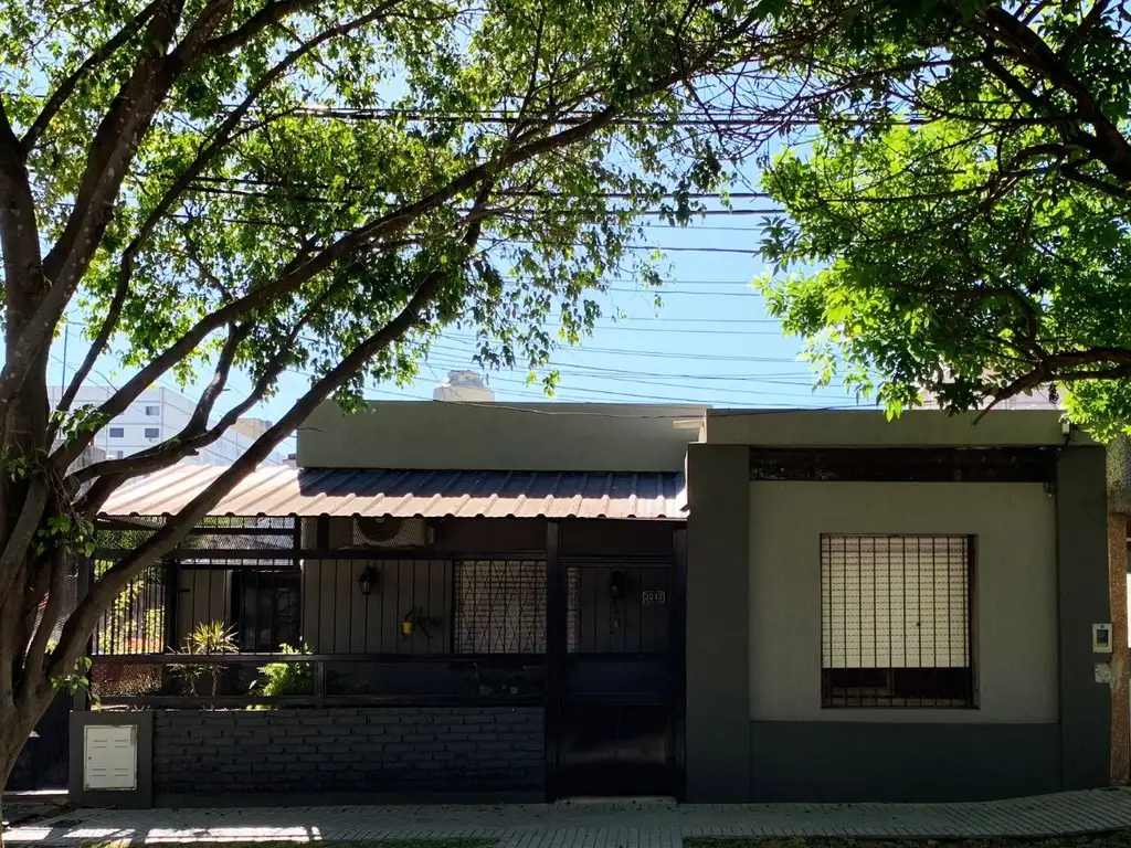 OPORTUNIDAD. Casa en Venta. 2 Dormitorios. Dorrego 3033, Rosario.