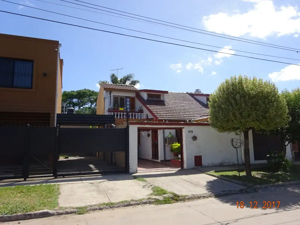 HERMOSA CASA - AMPLIOS AMBIENTES- JARDÍN DE INVIERNO- ASFALTO- APTA CRÉDITO. MUY BUENA UBIC.