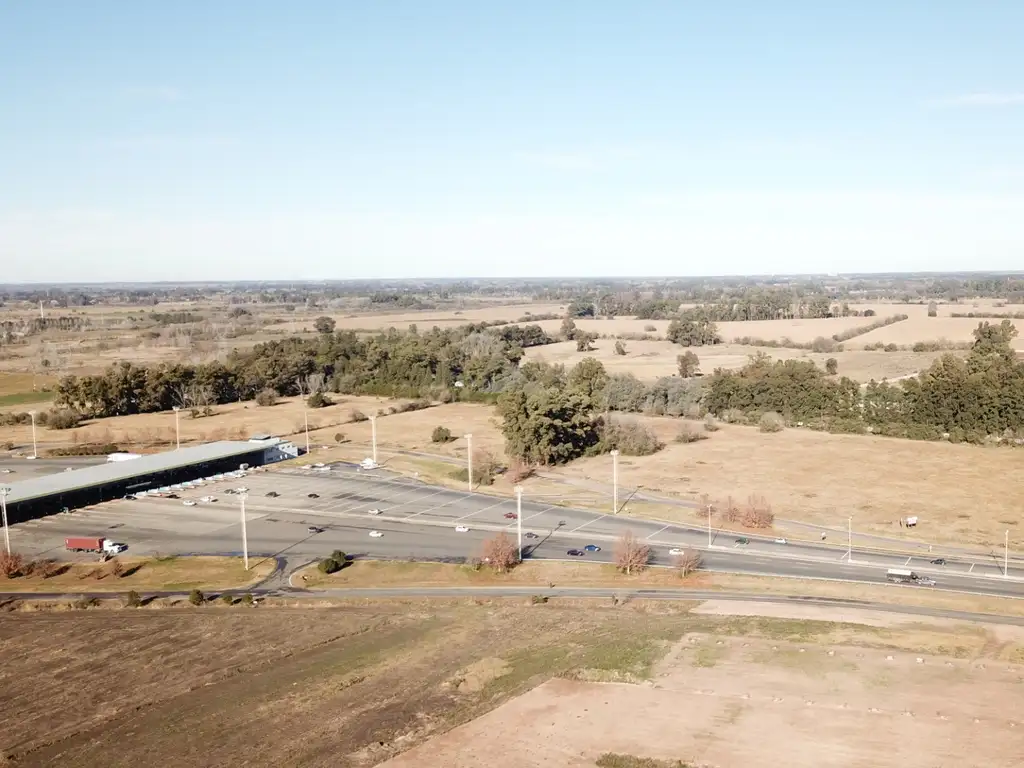 7 Terrenos sobre Ruta 8 en Pilar