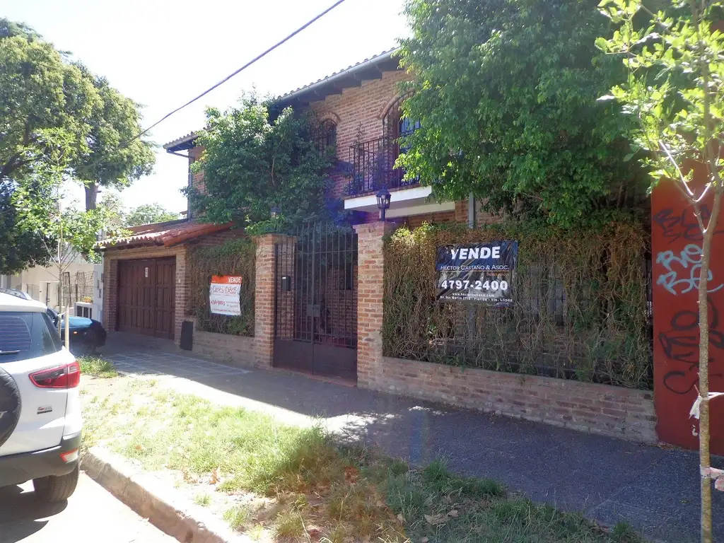 Excelente casa desarrollada en dos plantas cerca de estación Florida Mitre