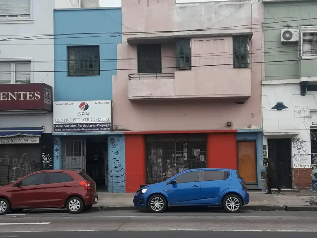 2 LOCALES EN PB Y DEPTO DE 3 AMB CON QUINCHO Y TERRAZA EN PA