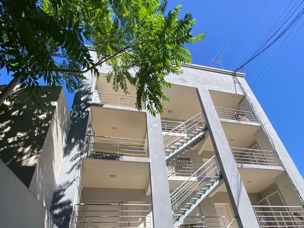 alquiler departamento 1 dormitorio con placard, balcon, 66 entre 2 y 3 la plata