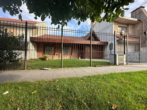 VENTA casa con parque y cochera Punta Mogotes Mar del Plata 4 ambientes