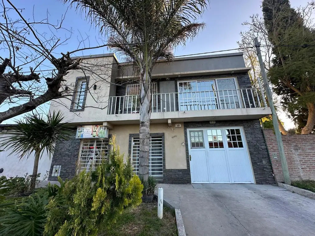 Calle 158 entre 520 y 521 - Casa con parque y pileta en venta