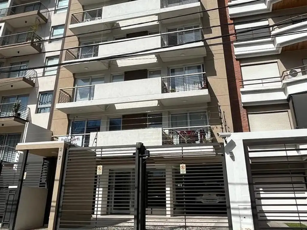 Castelar Norte venta unico piso 4 ambientes